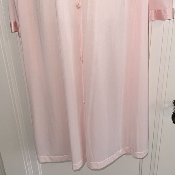Vanity Fair Pink Nylon Short Robe  with 3/4 sleeves with Floral embellishments - Picture 3 of 8